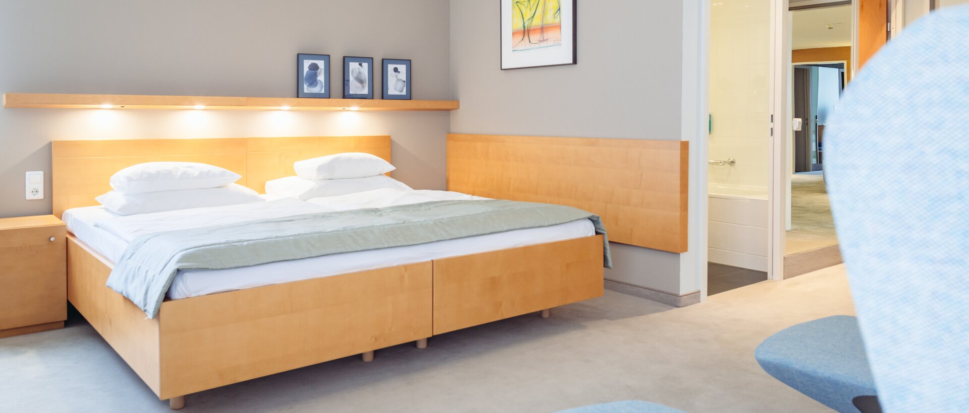 Room Deluxe mit einem gemütlichen Doppelbett im 4*S Hotel des Spa Resort Geinberg | © Spa Resort Geinberg / Nicky Webb