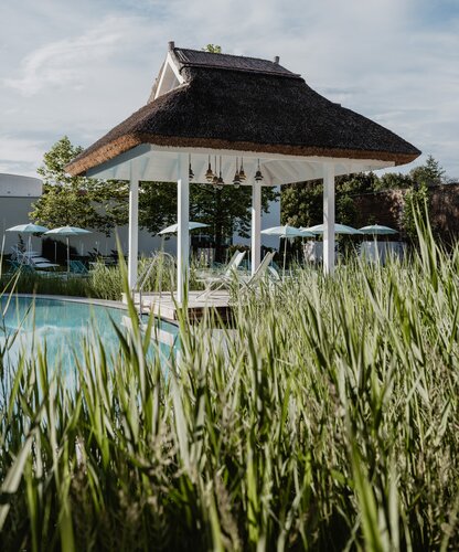 Sauna-Pavillon im Spa Resort Geinberg, umrundet von grünem Gras | © Spa Resort Geinberg / Chris Perkles
